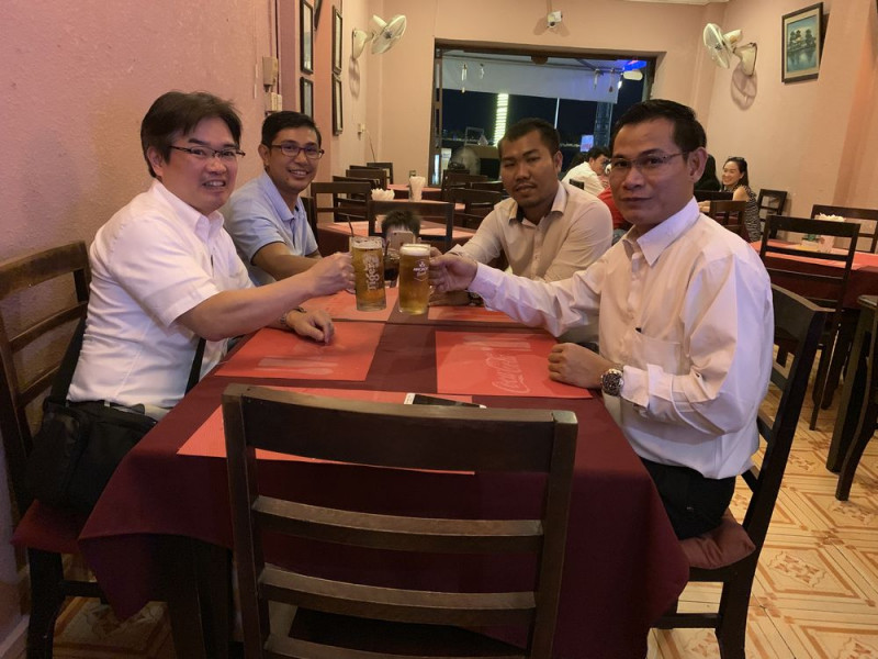 ジョッキの向こうには連れてきてしまった級友の愛息子の頭も覗くのがプノンペンらしい。