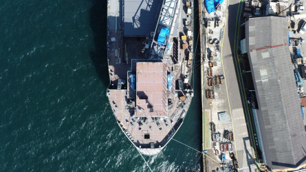 内装工事中の貨物船(進水式後)