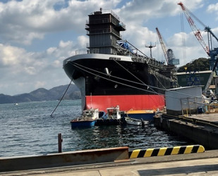 艤装工程中の船舶