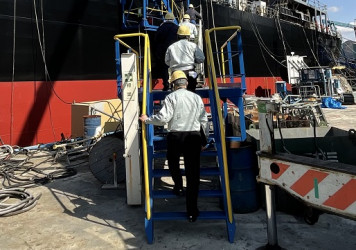 係留船舶へ乗込み中