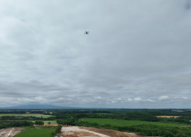 測量中ドローンを別ドローンで撮影